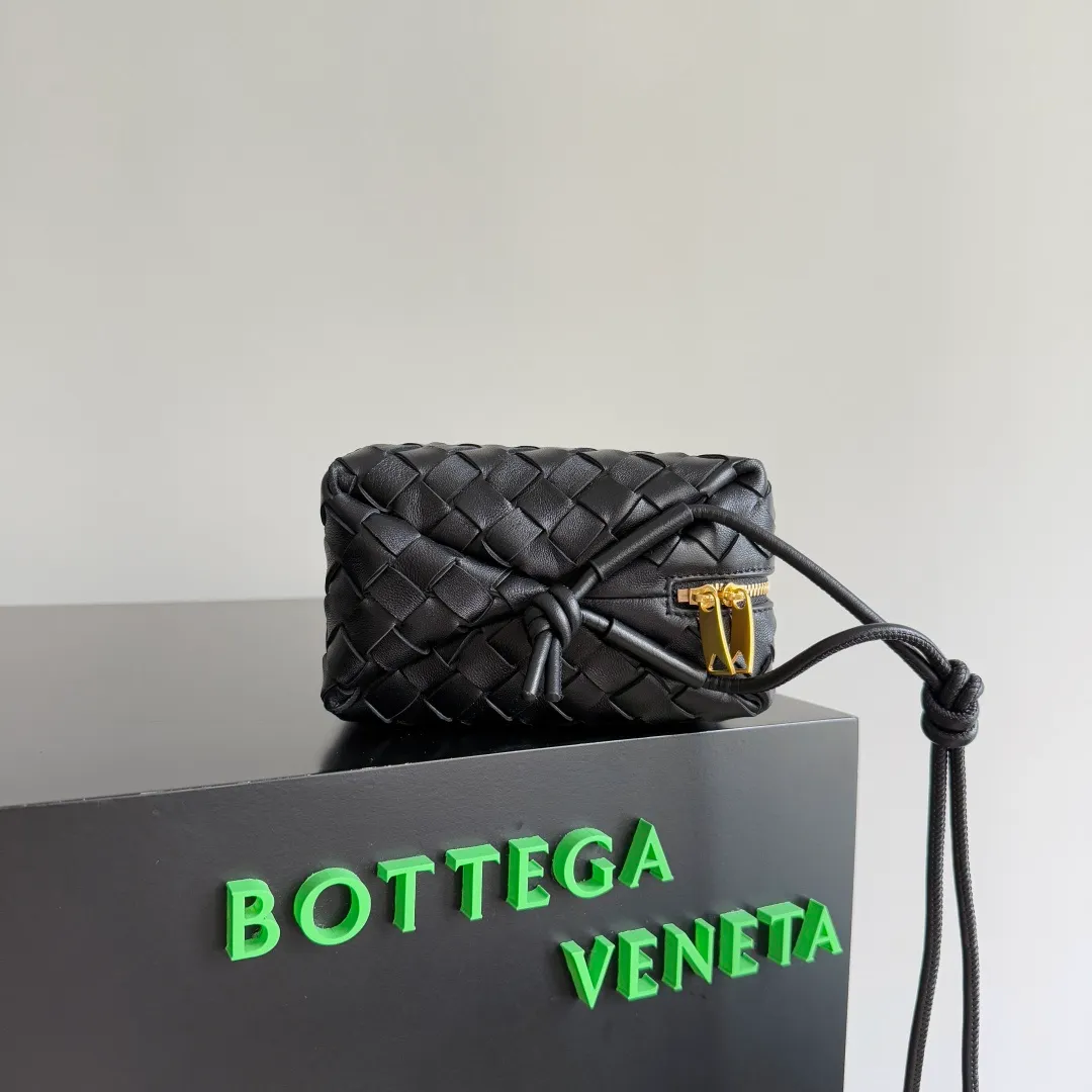 Batch 1260 𝗕𝗼𝘁𝘁𝗲𝗴𝗮 𝗩𝗲𝗻𝗲𝘁𝗮———— The latest version of the loop camera bag💥 at BV’s King of Cost-Effectiveness counter, large woven texture➕As always, ultra-high-quality lambskin, with zippers and adjustable drawstrings, it is especially suitable for the belly💫It can hold anything, and it is very light in weight, suitable for🈴️girls of all ages, size: 22*15*8cm, style number: 680255